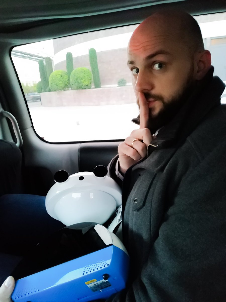 EMYSrobot's tweet photo. Two of #EMYS’ many moods... 😂🤖 https://t.co/nrWDlFHXn1