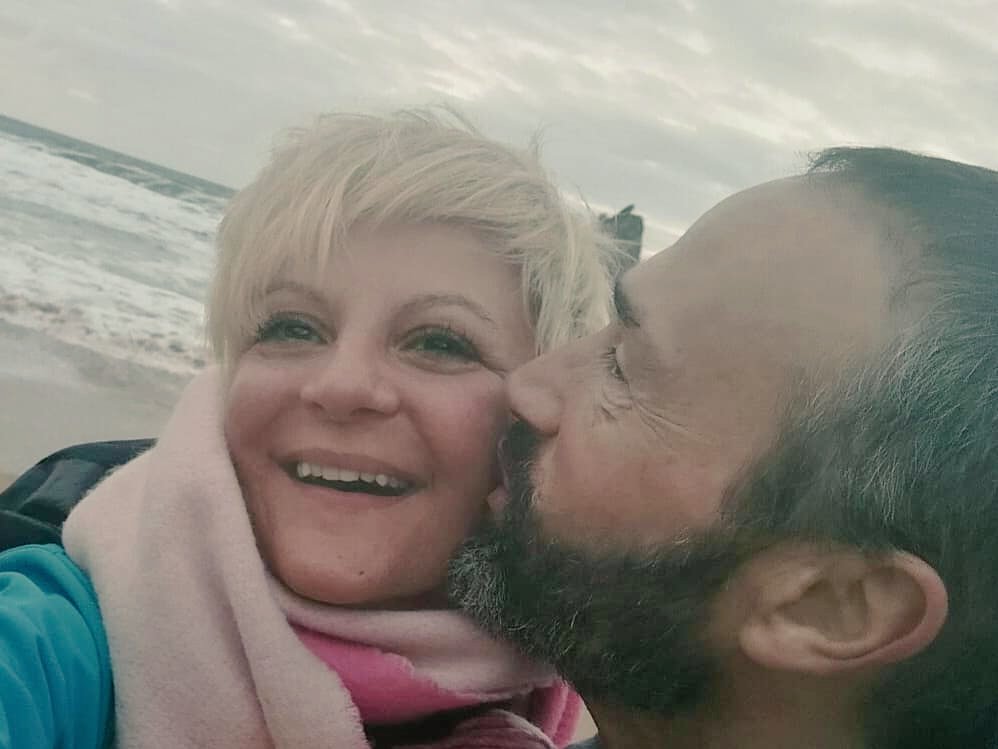 Me cuido de ti, me ocupo de no tener apego, de amar libre, de no depender de ti, de no saberte mío porque tú eres tan libre como ese mar que nos cubre las espaldas.
Así sé que estamos juntos porque nos da la gana generando energías renovables cuando estamos en el eterno instante.