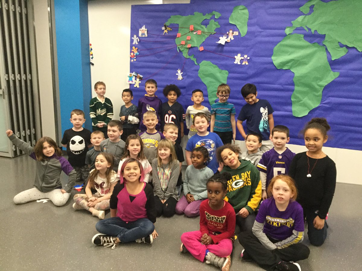 mgustapt's tweet photo. @SLP_Schools @CenterviewElem1 students we’re excited to show off their “Piece for Peace” #slppantherproud https://t.co/7Bq0DCKUyO