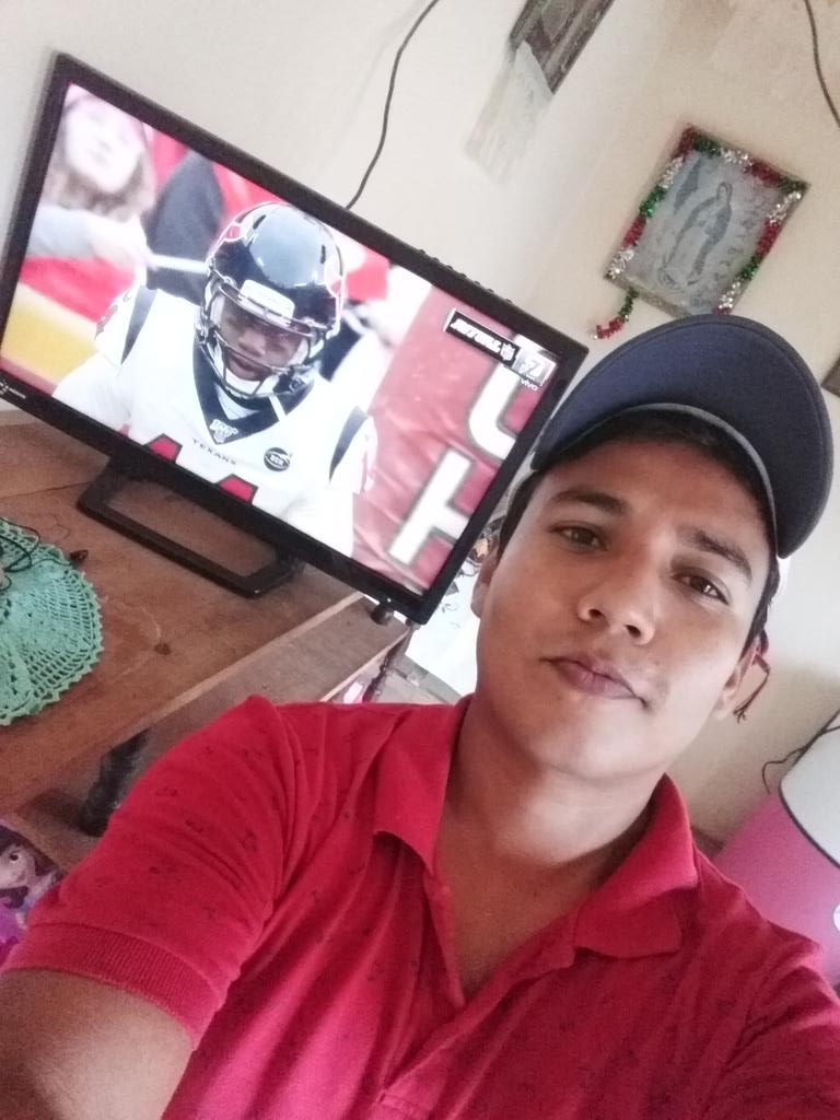 preza_90's tweet photo. Vamos por la remontadaaa KC #ritualnfl por @AztecaDeportes https://t.co/ixQD80MjWW