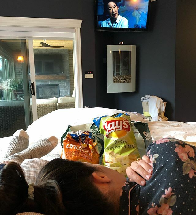 kellypower's tweet image. Happiness is... laying with your post-op bestie, eating chips, watching Netflix, &amp;amp; giggling like we’re 10❤️ #getittogetherMags #byebyedisc #everythingisok ift.tt/2uIfu4Q