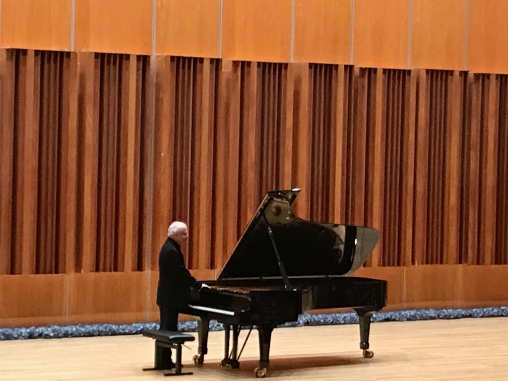 RamonSobrino1's tweet photo. Feliz tras haber disfrutado del gran concierto #Bach del gran #AndrasSchiff. 
Avergonzado por la actitud de una parte del público que no valora lo que tiene. Por culpa de unos pocos, los grandes intérpretes no querrán volver. 
LAMENTABLE
@culturaoviedo @CosmeMarina @aytoviedo https://t.co/cK46bt04Xg