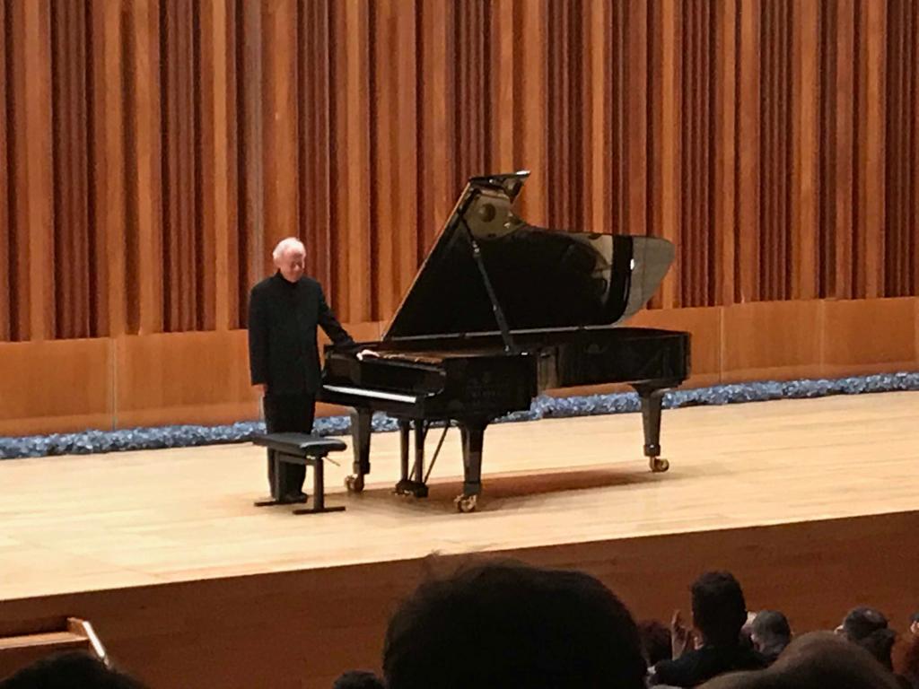 RamonSobrino1's tweet photo. Feliz tras haber disfrutado del gran concierto #Bach del gran #AndrasSchiff. 
Avergonzado por la actitud de una parte del público que no valora lo que tiene. Por culpa de unos pocos, los grandes intérpretes no querrán volver. 
LAMENTABLE
@culturaoviedo @CosmeMarina @aytoviedo https://t.co/cK46bt04Xg