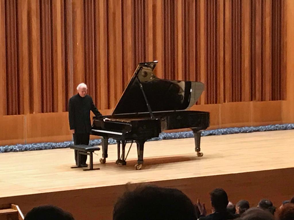 RamonSobrino1's tweet photo. Feliz tras haber disfrutado del gran concierto #Bach del gran #AndrasSchiff. 
Avergonzado por la actitud de una parte del público que no valora lo que tiene. Por culpa de unos pocos, los grandes intérpretes no querrán volver. 
LAMENTABLE
@culturaoviedo @CosmeMarina @aytoviedo https://t.co/cK46bt04Xg