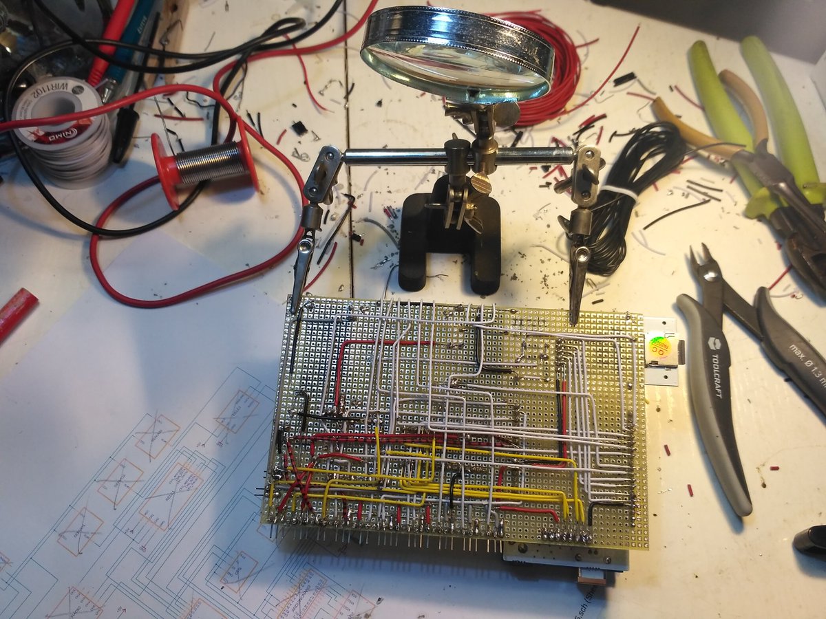 SenSailor_drone's tweet photo. Soldant el sistema nerviós del SenSailor a la placa definitiva. D'aquí sortiran totes les ramificacions que controlaran els servos, sensors, llums i sistemes del vaixell durant la navegació autònoma. https://t.co/xhoza7MLJF
