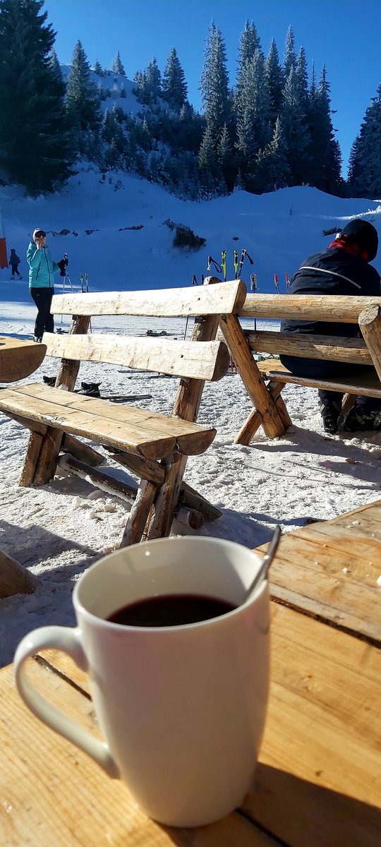 Lulame17's tweet photo. Najlepši #break je #kuvanovino 🍷 na stazi!!! A ovako 👇 bilo danas 😍🗻❄🏂⛷ #Jahorina #prelepost #skisunday https://t.co/SNYiebQQPT