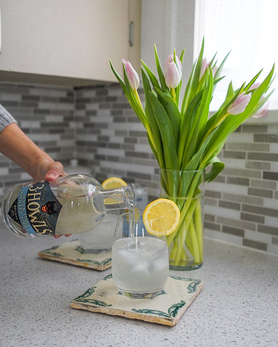 Easy Sunday afternoons with #3Howls Seven Times Distilled Vodka and lemon <a href="/spindriftfresh/">Spindrift</a>. 🍋💦🙌🏻