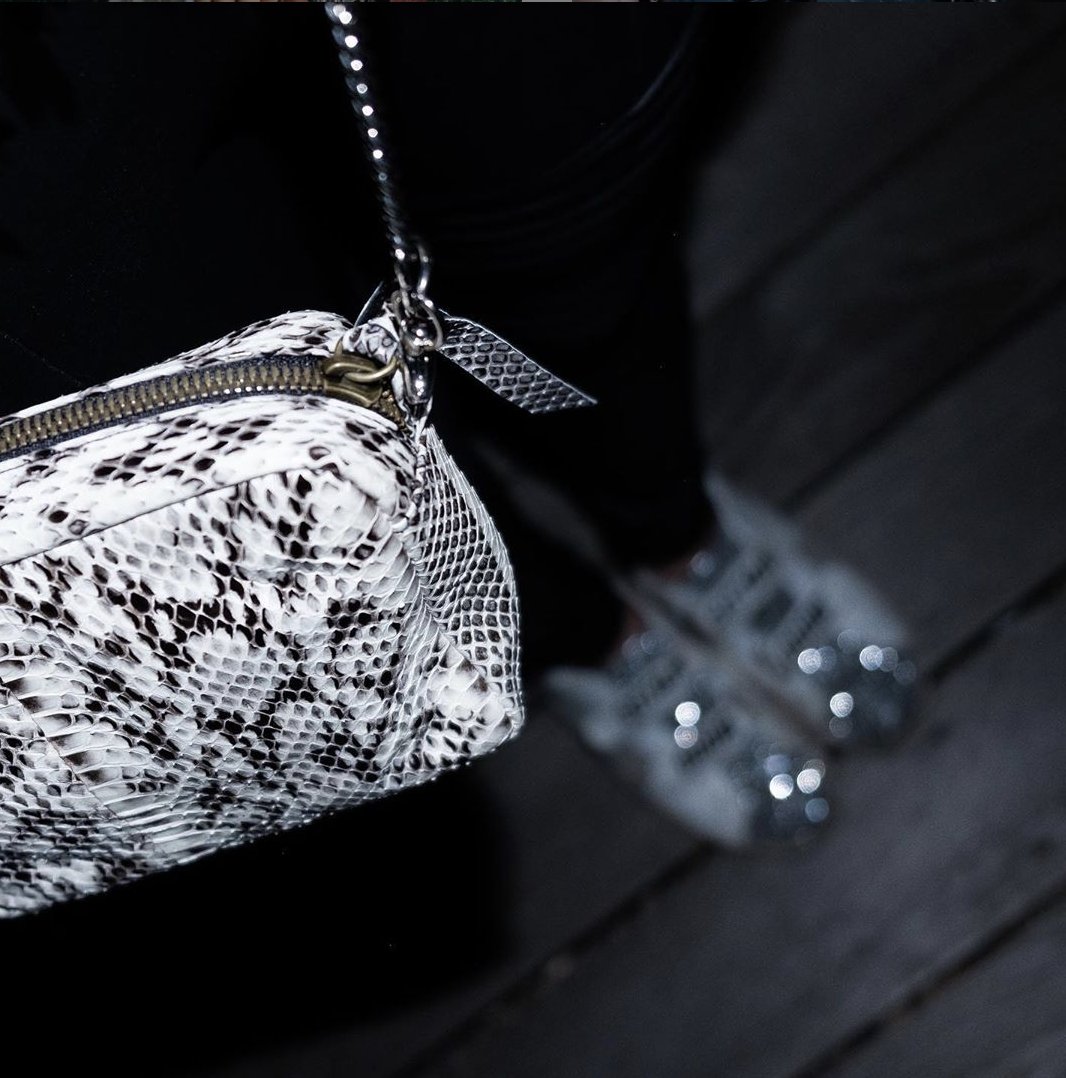 LeighAnnBarnes's tweet photo. 2020 Trend Forecast: Animal is here to stay and clear bags are becoming more and more of a wardrobe staple. #sundaystyle #gameday https://t.co/3UJyLIM6Hf https://t.co/cIO9ZbGmd8