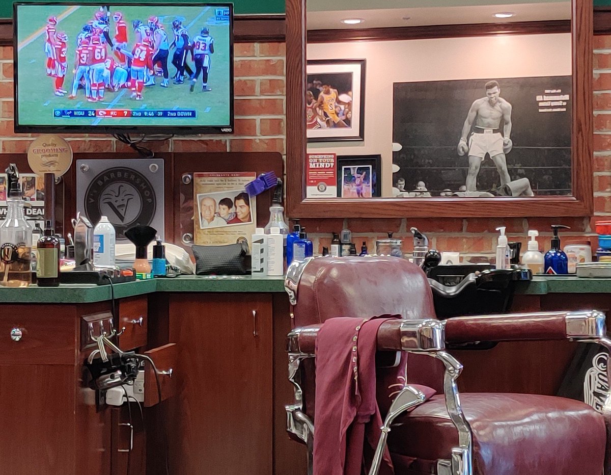 Great view of the game from my fav barber shop...but this #TexansvsChiefs game is giving me mini heart attacks. Let's go <a href="/HoustonTexans/">Houston Texans</a> !!!