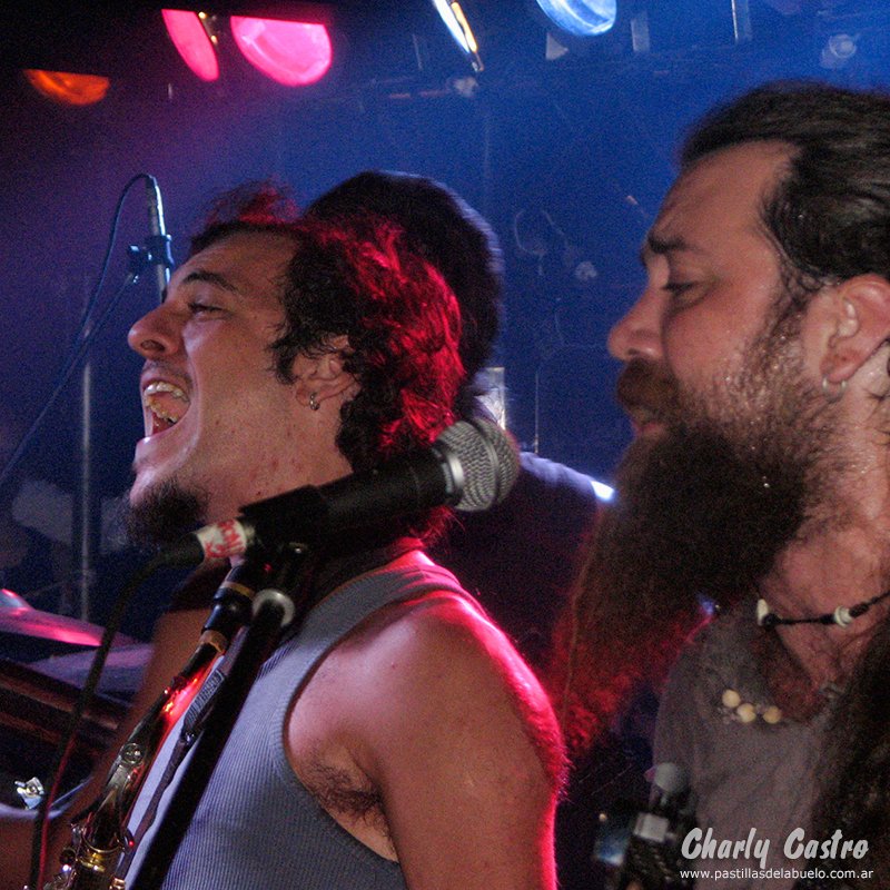 charly_castro20's tweet photo. #efemeridesLPDA
12 de enero de 2008
Las Pastillas @DelAbuelo en Las Varillas, Córdoba.
Tarde, muy tarde, cerca de la salida del sol, la banda subió al escenario de AV Nova Dance.
Joel y Bochi, a full. https://t.co/sx9vAekkrn