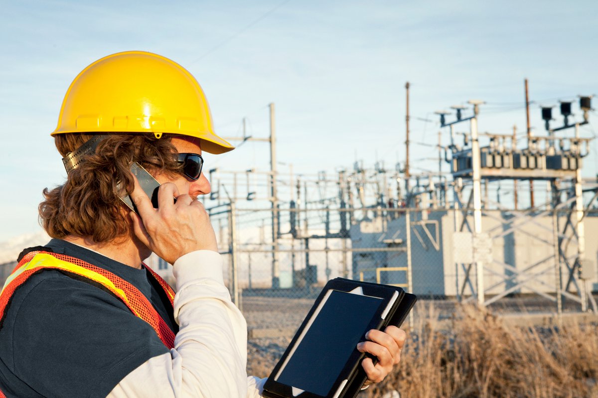 esriaustralia's tweet photo. Manage field crews and projects by integrating and extending multiple field apps. Join Houtan Emad this Thursday to find out how. #DirectionsLIVE https://t.co/qzrUvNim8F https://t.co/1OiSakzkSB