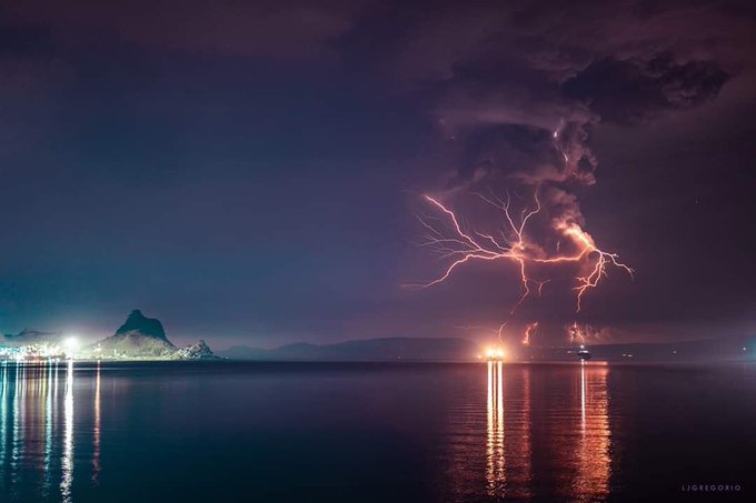 jaimessincioco's tweet photo. Ashfall with large particle called lapilli from #Taaleruption2020 has fallen in Tanuan, Talisay, Tagaytay, Nuvali, &amp; Sta Rosa, Laguna. 26 quakes w/ intensities II-V were felt in Tagaytay, Cabuyao, Talisay, Alitagtag, Lemery &amp; Balite, Batangas. Intense seismic activity prevailed. https://t.co/CBqa35lYbW