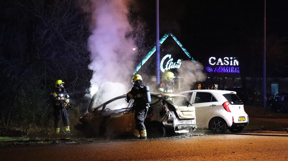 Auto explodeert in Hoofddorp: politie zoekt in omgeving naar gewond persoon ..