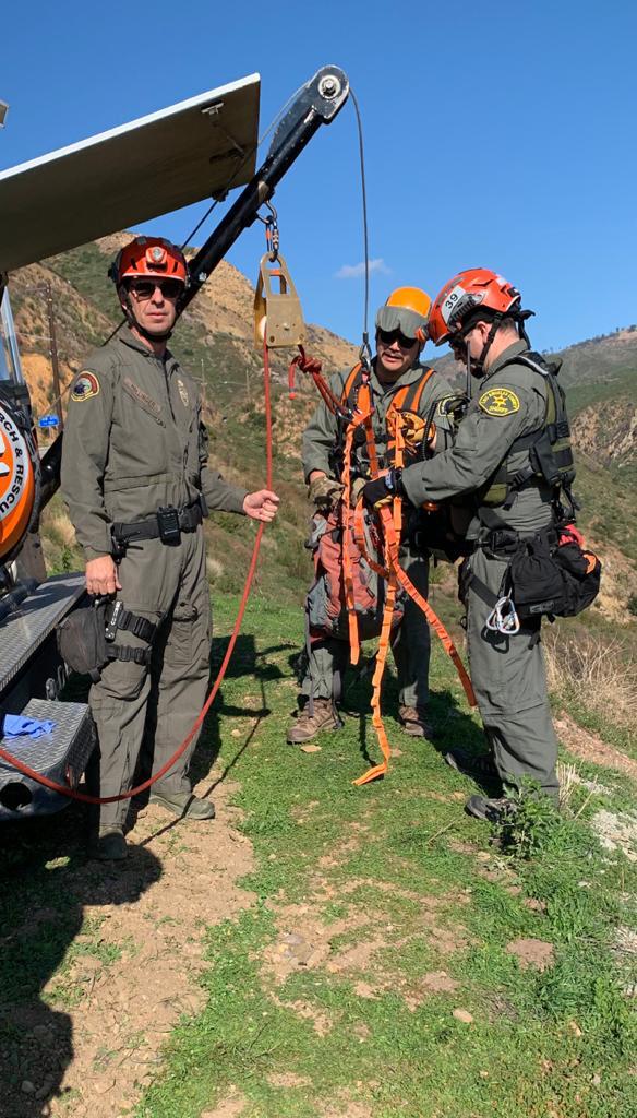 MalibuSAR's tweet photo. Car over the side follow up investigation. #KananRoad in #Malibu. #sar #searchandrescue #teamwork #firstresponders #savinglives @LASDHQ  @SheriffSar @LACoSheriff @LHSLASD https://t.co/DJKTNb164e