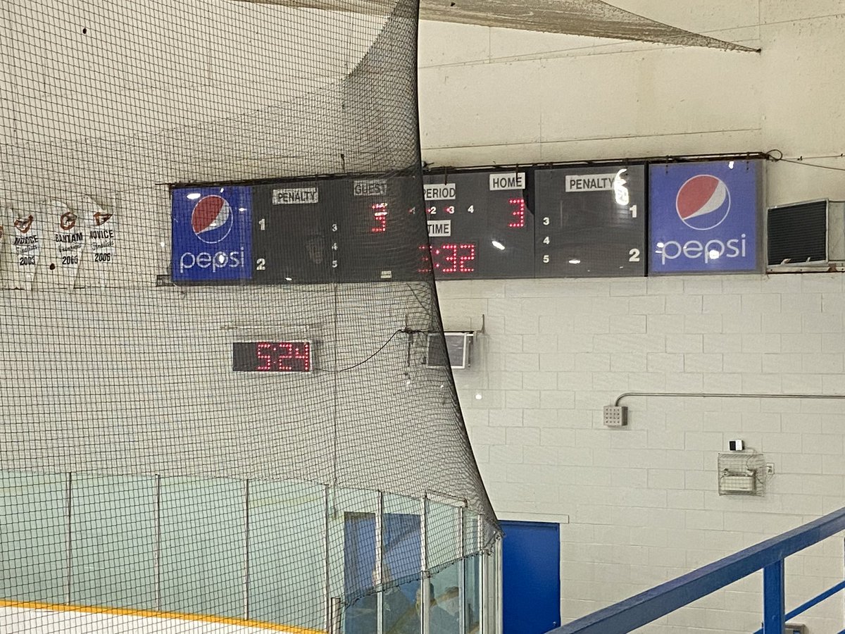 SGSilverStick's tweet photo. It’s a tie game!  Peewee A final https://t.co/ooB6B81IsQ