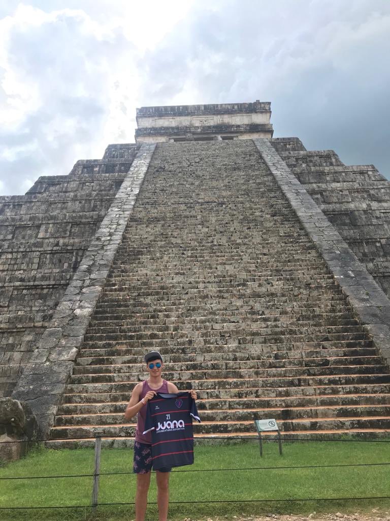 VelocidadFutsal's tweet photo. #ElRayoPorElMundo | La pasión y los colores del #Rayo llegaron hasta la pirámide de Chichén Itzá, México 🇲🇽.
¡Gracias, Tano Zelaya! 🔵🔴👏 https://t.co/RxTbR2CnCw