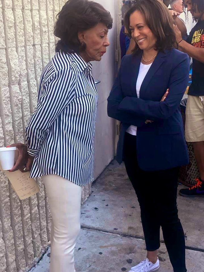 If you want/need a thread of Senator Harris in Chucks, this thread’s for you... #KHive (this GIF cuts off her Chucks, but she was definitely wearing them here)