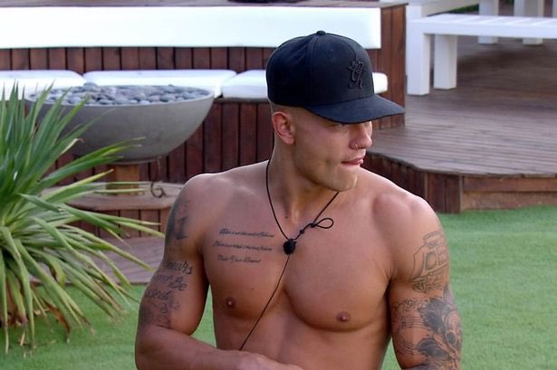 MissRiRi33's tweet photo. Till this day I’ve never seen a better looking white boy enter the house than Alex Bowen #LoveIsland please 😍 look what god did 😭 https://t.co/tTtkuQQsSF