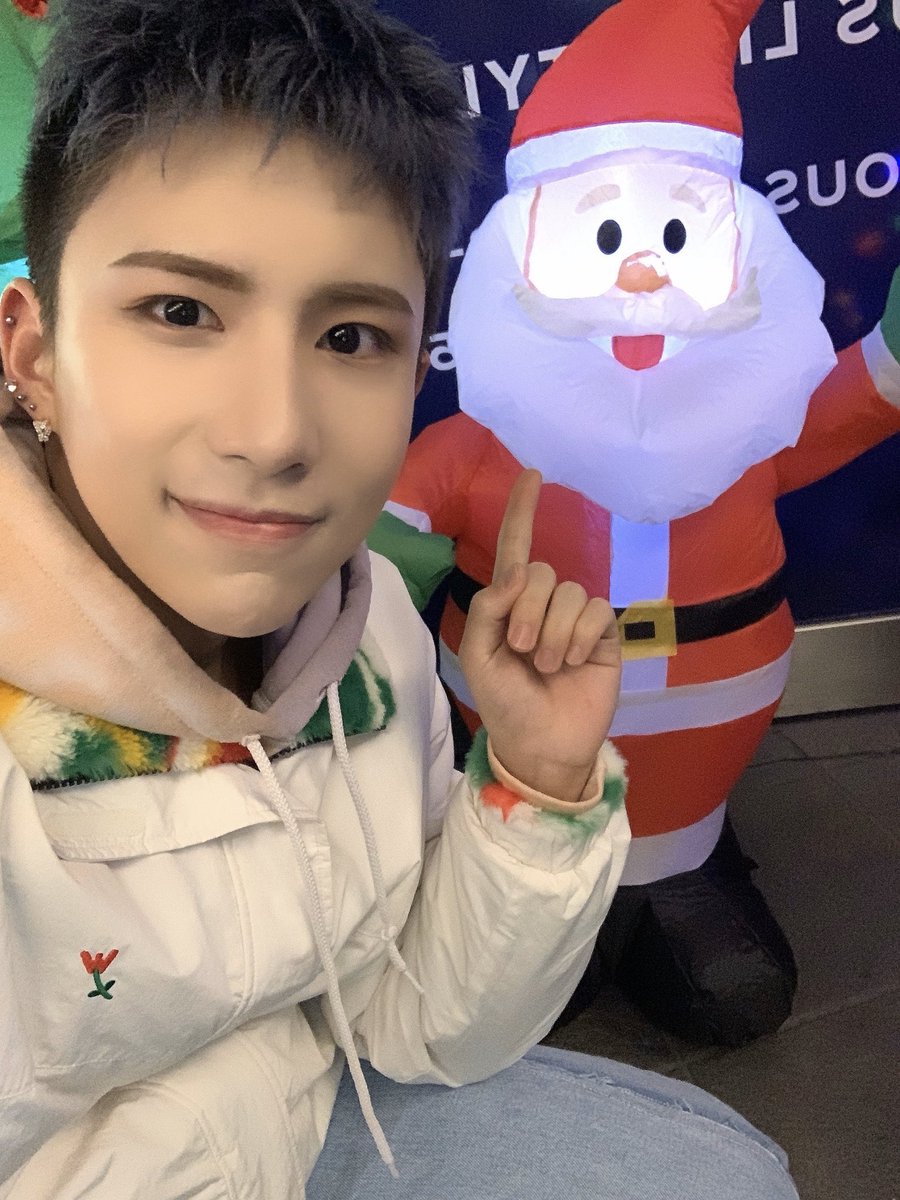 SehyoonBrasil's tweet photo. [#TRANS] 08.01.2020 Atualização do #김세윤 #WOW no Twitter Oficial do @official_ACE7.

“[#ACE_DATA] 💾

Sr. Kim adorável e Papai Noel tiraram uma selfie juntos. (๑˃̶͈̀o˂̶͈́๑)
Tanto as roupas que ele veste quanto a expressão facial, a boca, seus traços redondos, tudo é adorável.” https://t.co/updZu5SGWl