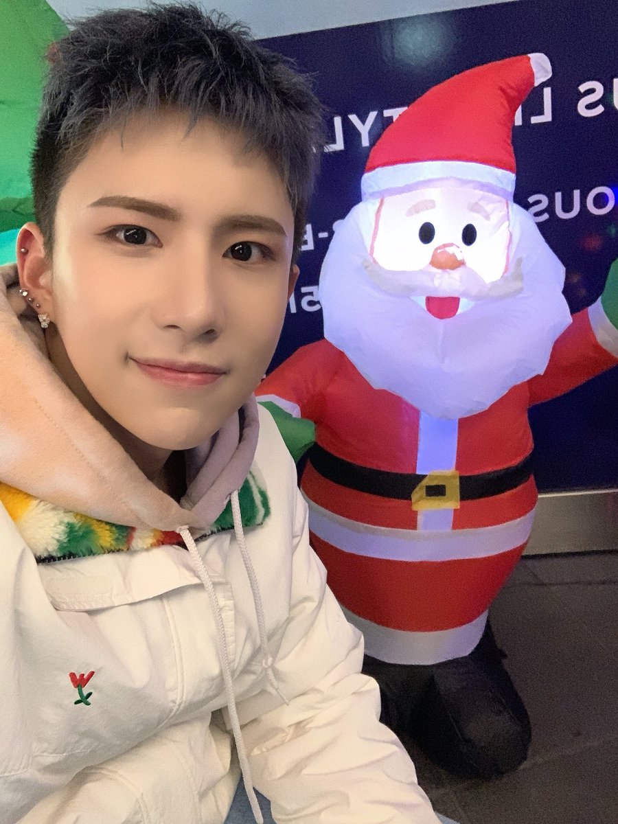 SehyoonBrasil's tweet photo. [#TRANS] 08.01.2020 Atualização do #김세윤 #WOW no Twitter Oficial do @official_ACE7.

“[#ACE_DATA] 💾

Sr. Kim adorável e Papai Noel tiraram uma selfie juntos. (๑˃̶͈̀o˂̶͈́๑)
Tanto as roupas que ele veste quanto a expressão facial, a boca, seus traços redondos, tudo é adorável.” https://t.co/updZu5SGWl