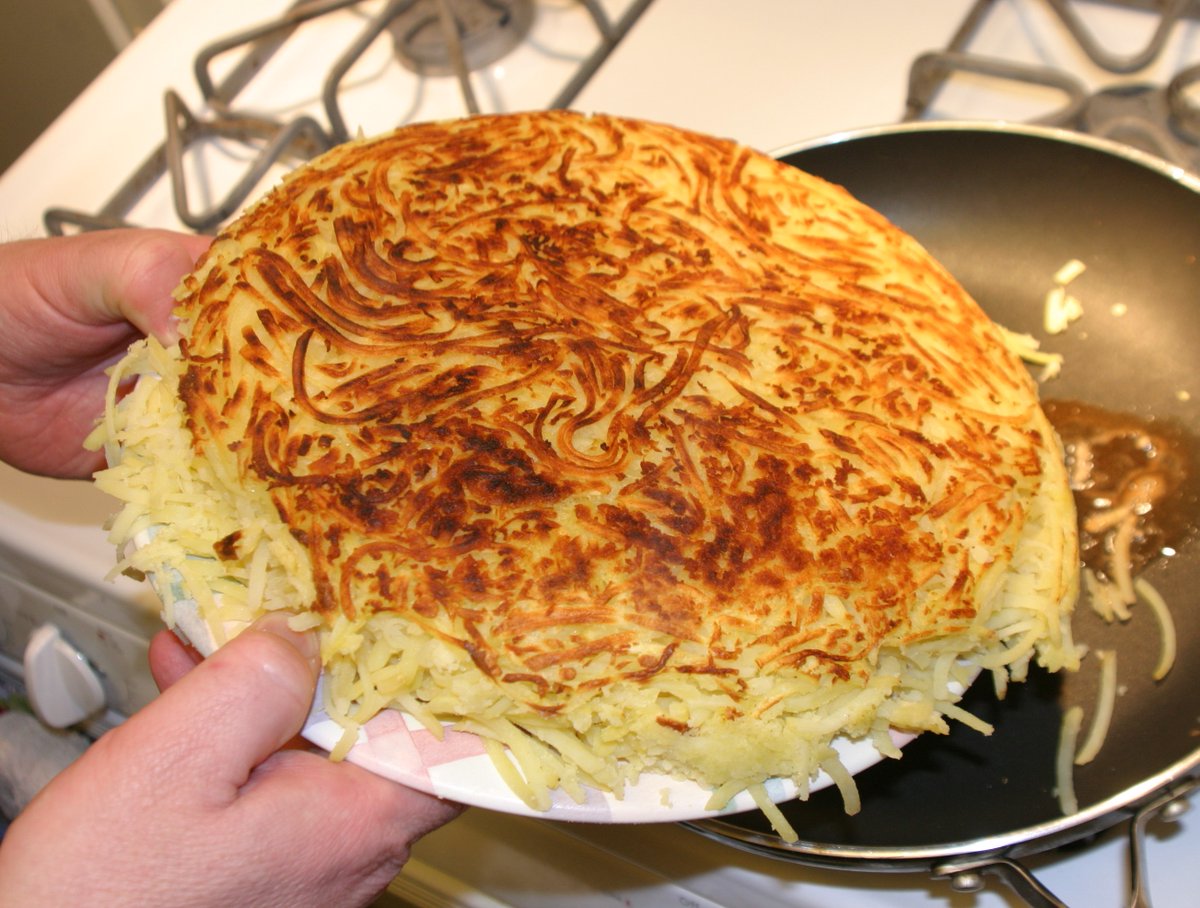 A snowy January evening calls for serious #comfortfood.
Rosti potatoes filled with Swiss cheese.