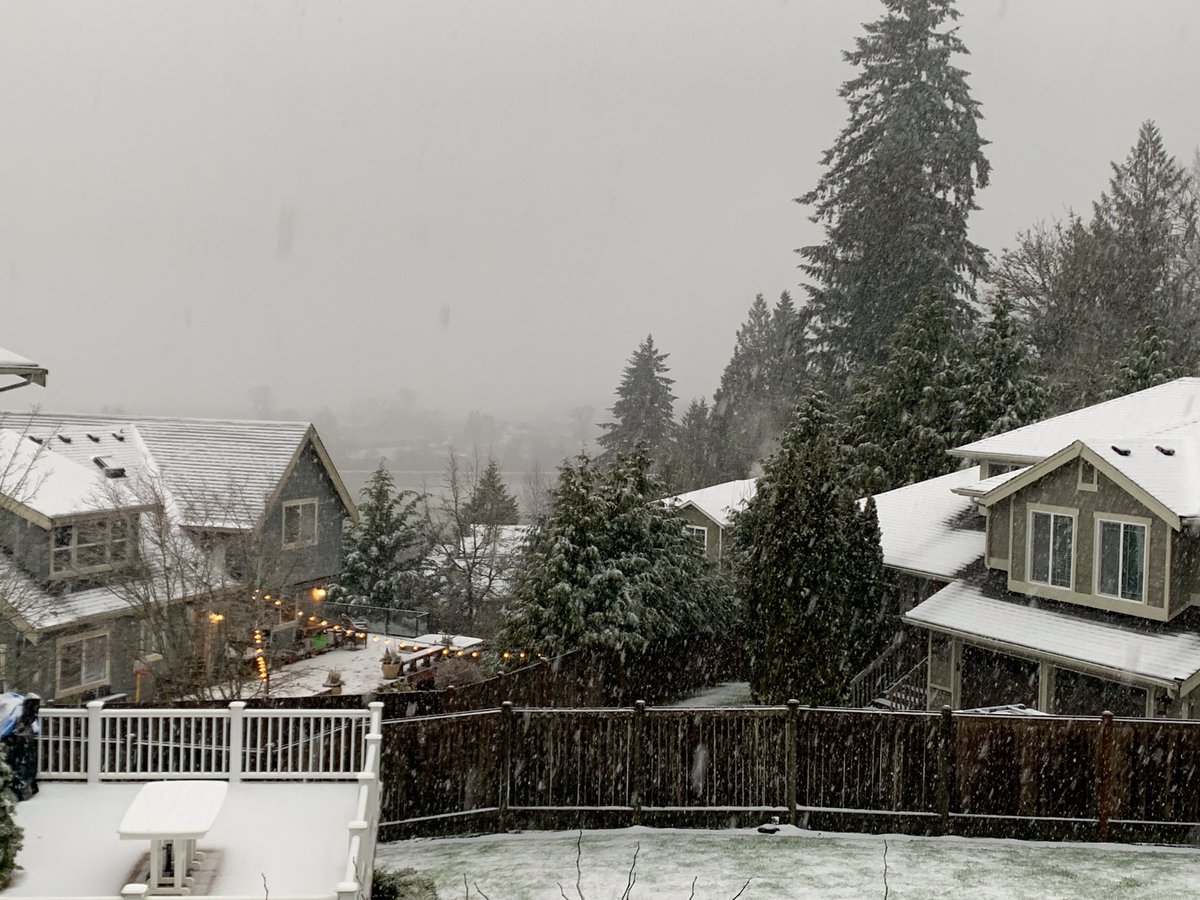 MikeBotsford's tweet photo. Snowing in Duvall @KING5Seattle @AmyMorenoNews https://t.co/McXRsxu01E