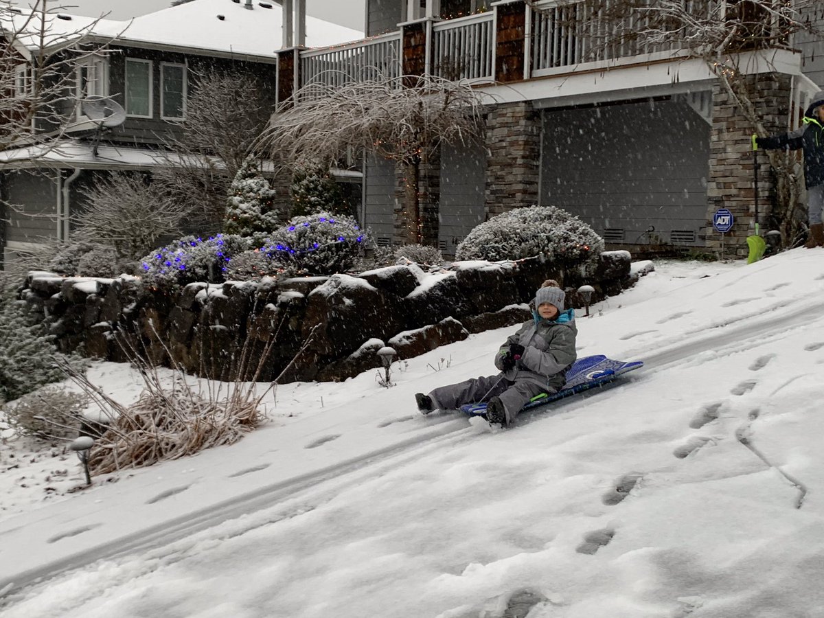MikeBotsford's tweet photo. Snowing in Duvall @KING5Seattle @AmyMorenoNews https://t.co/McXRsxu01E