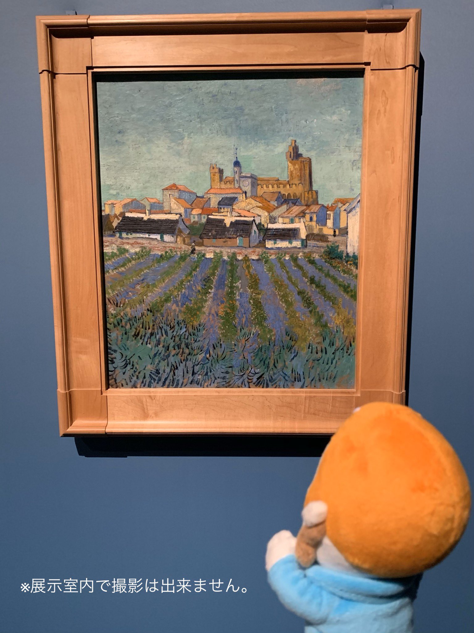ゴッホ展公式 ホッゴさん サント マリー ド ラ メールの風景 ゴッホ展 の作品で一枚部屋に飾るならこの絵を選ぶホ 色も構図もディテールも二人の人物も 全てが調和してるホ 寝る前にこの絵を見たらよく眠れそう この絵を描いている時のゴッホ