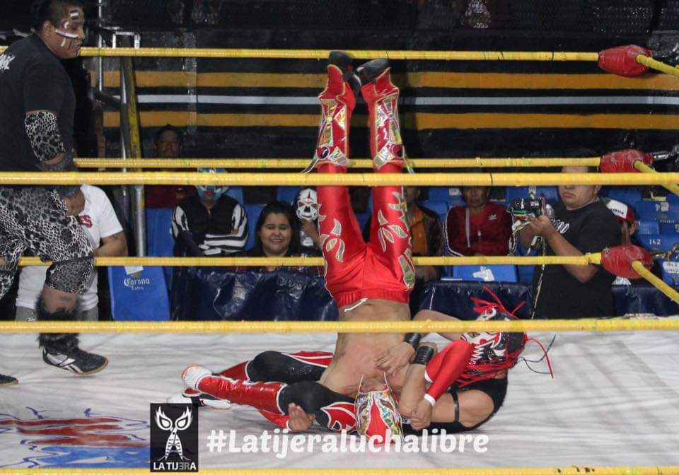 LaTijeraLucha's tweet photo. En la primera lucha de talento juvenil la tercia técnica conformada por #AguilaOriental #Biosfera y #SpiderFly se imponen a #CanivalKing #NoicyBoy y #Voltrex con lo que arranca la función de #GuerrerosAztecasWrestling y de #IWRG.
#latijeraluchalibre https://t.co/BZhiliM88D