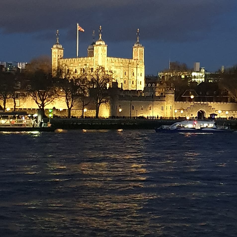 FrancesOfficial's tweet photo. Lucky to live in this beautiful City #London #toweroflondon #TowerBridge #FriendsForYears https://t.co/Q6YZkP9UJa