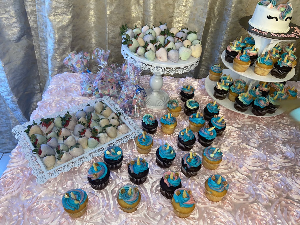fitz_bitz's tweet photo. Unicorn themed birthday party 💓🦄✨
#unicorn #birthdayparty #chocolatecoveredstrawberries #chocolatecoveredpretzels #cookies #cake #cupcakes #fitzbitzgourmetchocolatez https://t.co/USHH7fSTTQ