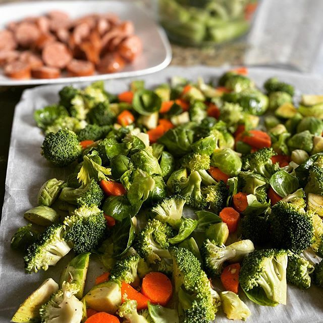 Meal &amp; snack prepping for the week. It’s a sure fire way to get in your vegetables &amp; reach your health goals💪🖤💥
.
.
A rigid plan will break you, but a planned menu with some flexibility will keep you on track. .
.
I usually eat 5 times a day. How abo… ift.tt/35Md41N