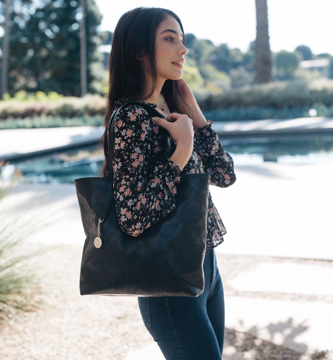 The Simma Tote handcrafted from the most luxurious, durable, Italian vegan faux snakeskin leather. The perfect work to weekend tote 🖤