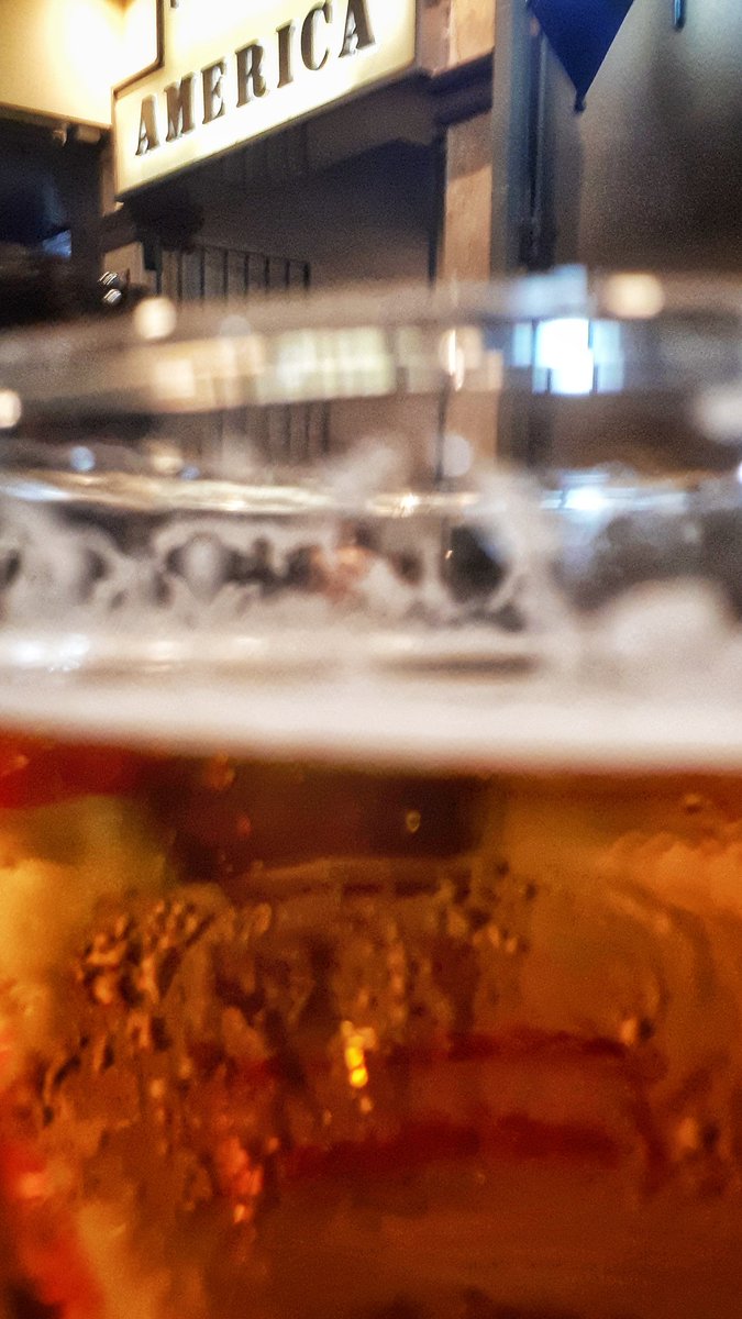 cantordemuseo's tweet photo. Debiera estar en el cine? Quizás, en casa editando fotos? Tal vez... pero no, estoy en el #BarDeViejos porque había que salir a orearse y dejarse llevar un poco por la lluvia del domingo. #BarAmerica https://t.co/XWE8DV3Nwk