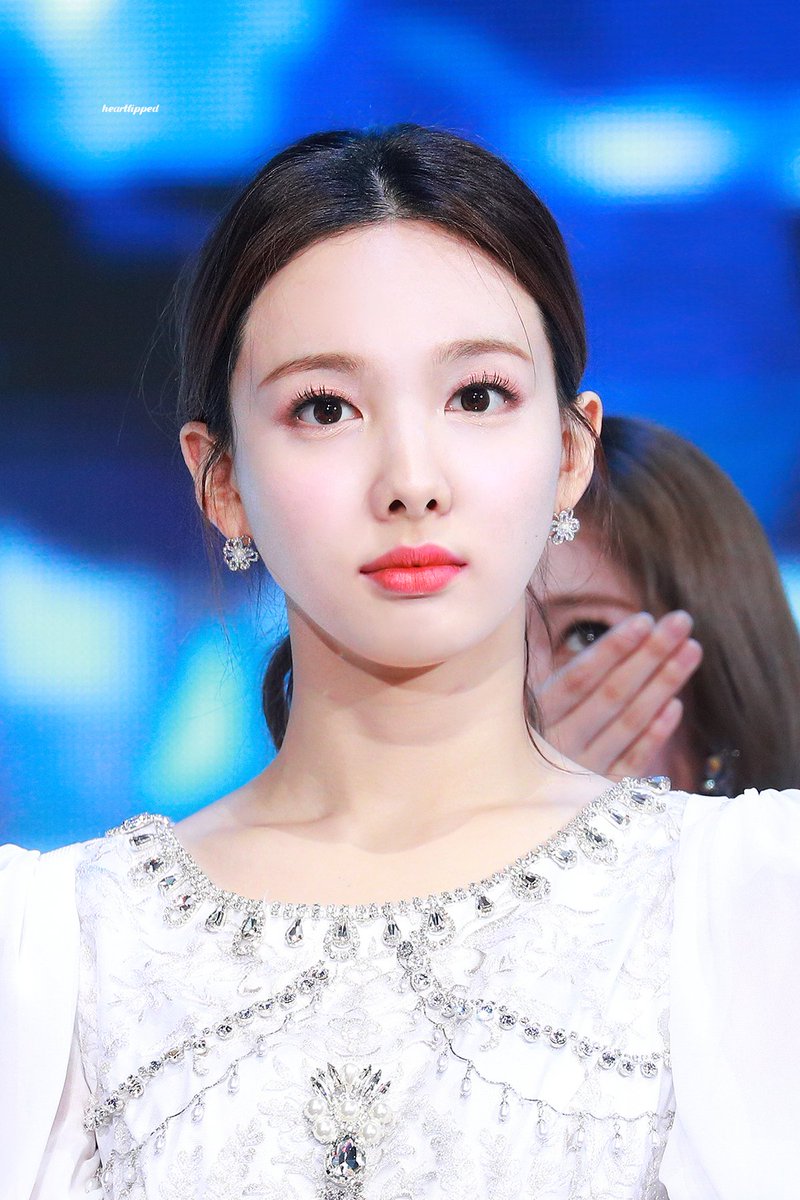 наен сейчас. наен твайс спит. наён twice. наён твайс. лим наён в полупрофиль.