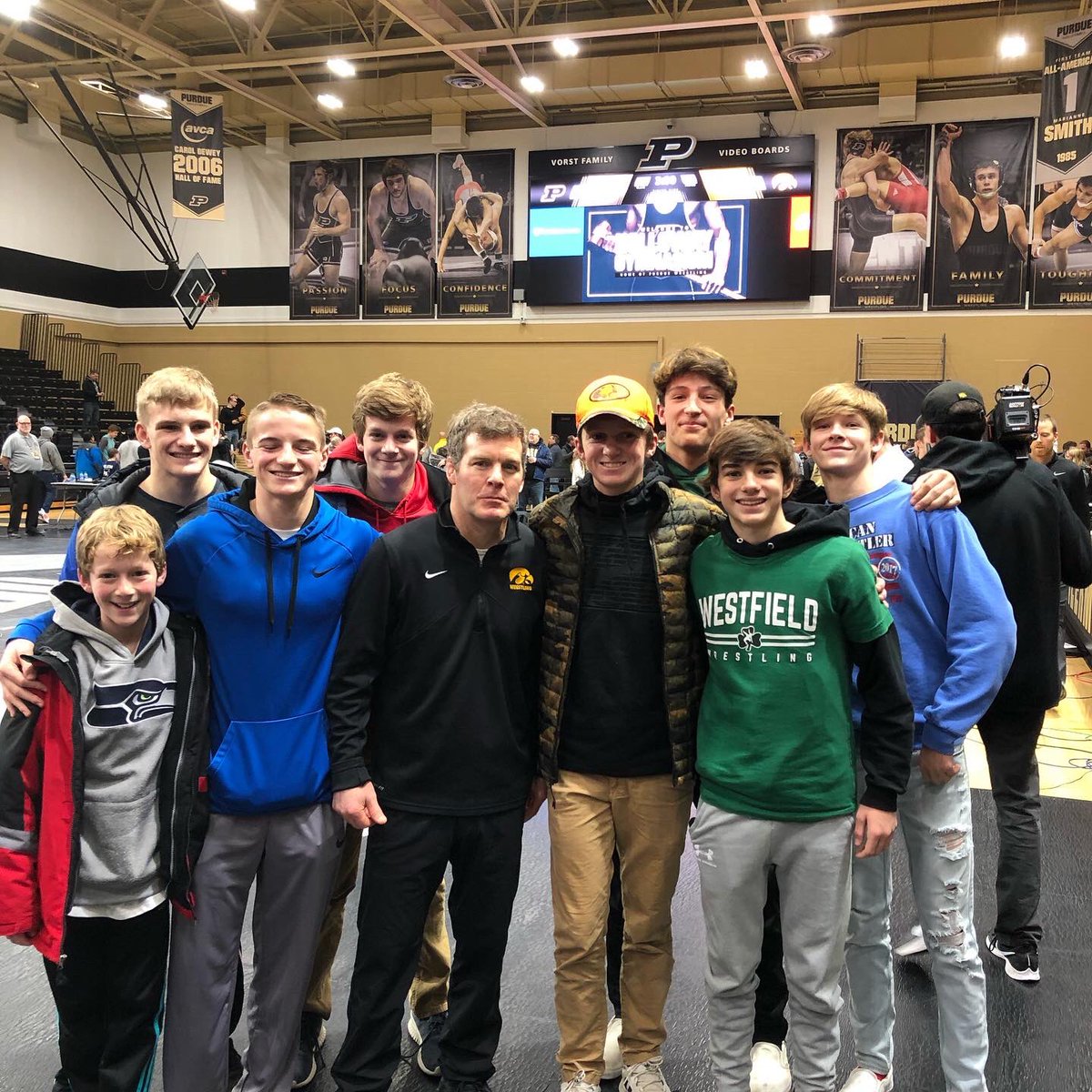 sethmartin_09's tweet photo. Spent the afternoon at the Purdue Iowa dual meet with some of my wrestling teammates. Was fortunate enough to get to meet Iowa Head Coach @TomBrandsHAWK! #BigTenWrestling #PurduevsIowa #GoRocksWrestling☘️ https://t.co/tdSXhQi514