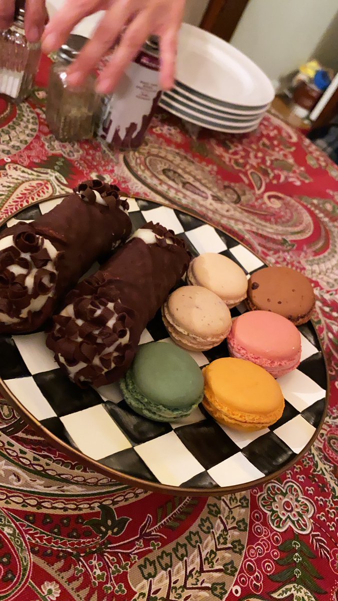 monsieur_nms's tweet photo. Oh là là ! When cultures clash on the desert tray!! #FrenchItalianClash #Macarons #Canolis #ChooseJoy https://t.co/MlKlI67hQn