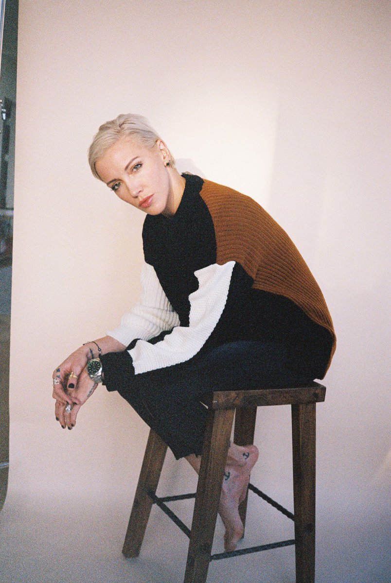 KatieCassidy_IT's tweet image. ― #socials ― katiecassidy via Instagram: Be still. Be quite. Be you. Oh! And be quiet on set! Also, #HappyToBeHere &amp;amp; #EasyToWorkWith

My lovely star 🌟