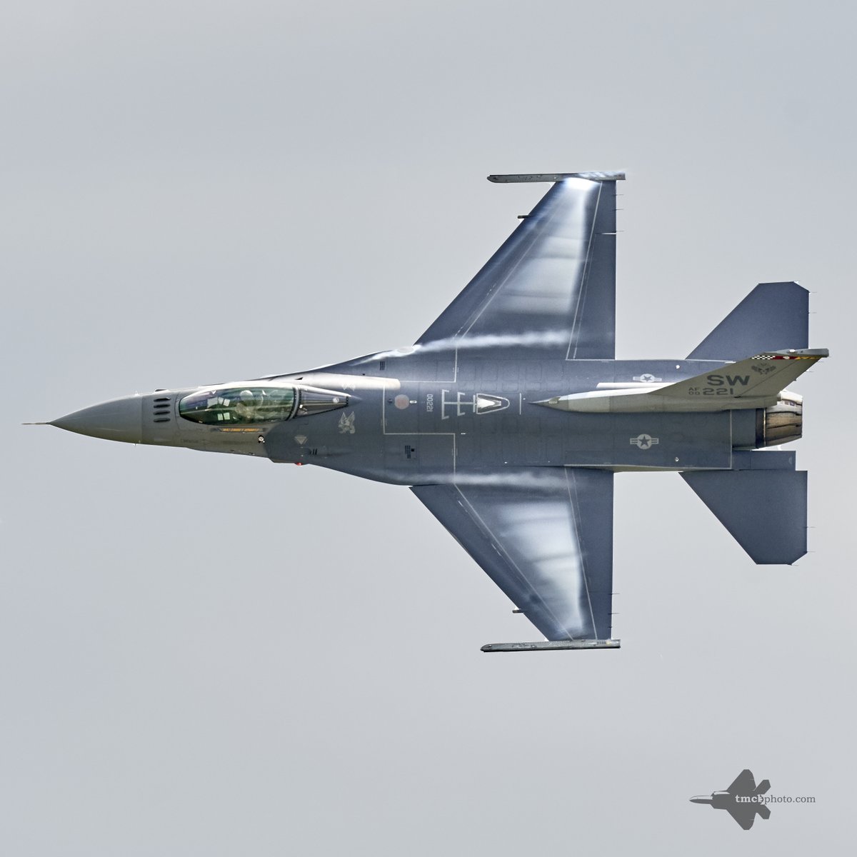 TMcBphoto's tweet photo. Here's a little bit of Speed to round up your Sunday with the #dedicationpass by the @ViperDemoTeam over #saskatchewan airshow!
#usaf https://t.co/qAh9qSpkOr