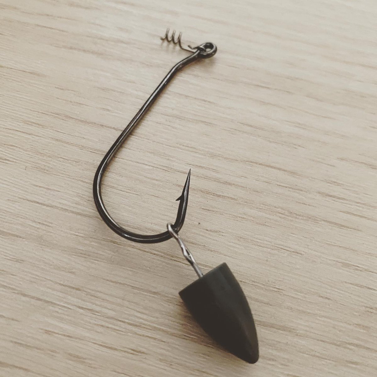 Zappuオフィシャル サステキ テキサスとはシンカーとフックが逆 利点は たくさん 一番は貫通力 一般的な使い方とは違うリグり方もやってみよう テキサスでは出来ない自分だけのリグ ザップ Zappu サステキ テキサス フリーリグ リグ職人