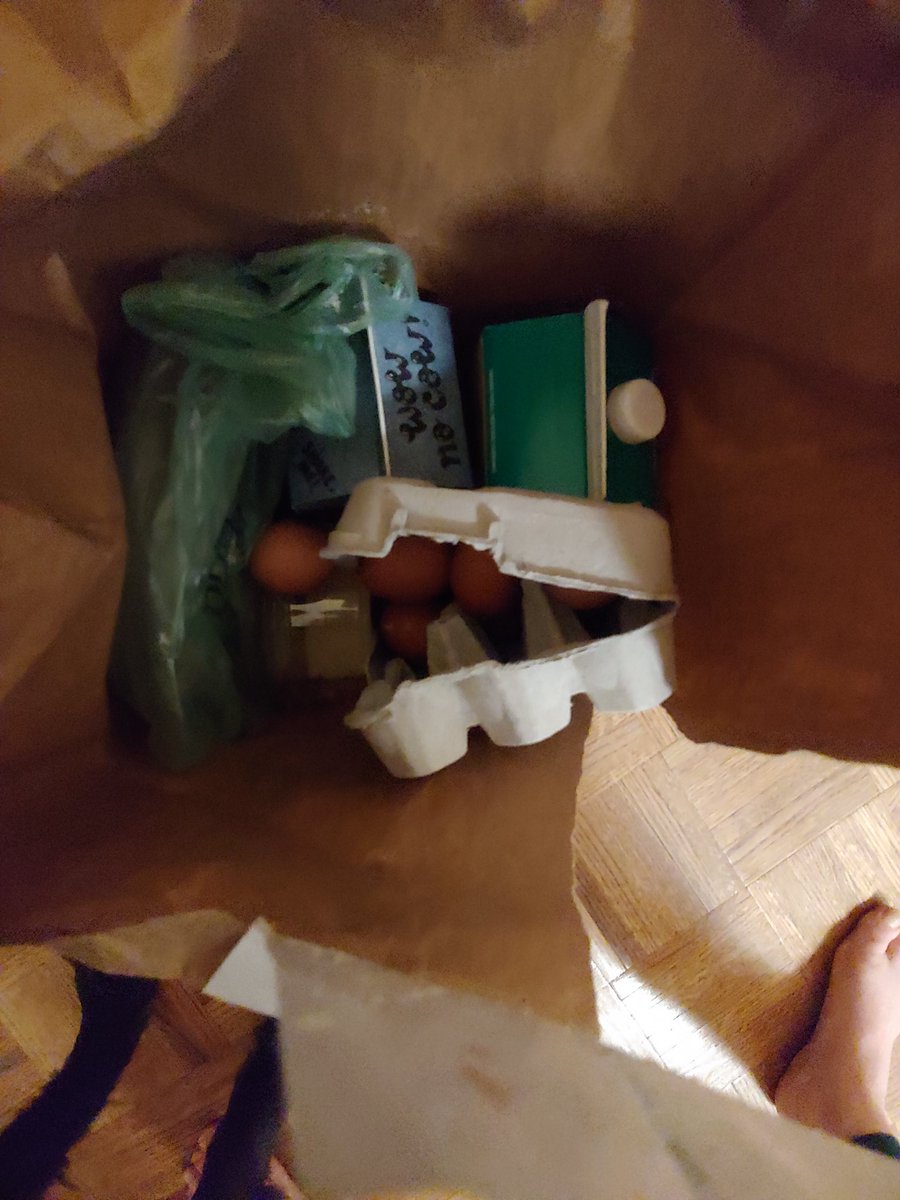 allisoncurran's tweet photo. @amazonprimenow Boston employees need some groceries 101 training.  Tried emailing but your inbox is full...? https://t.co/mkZR3ntmAd