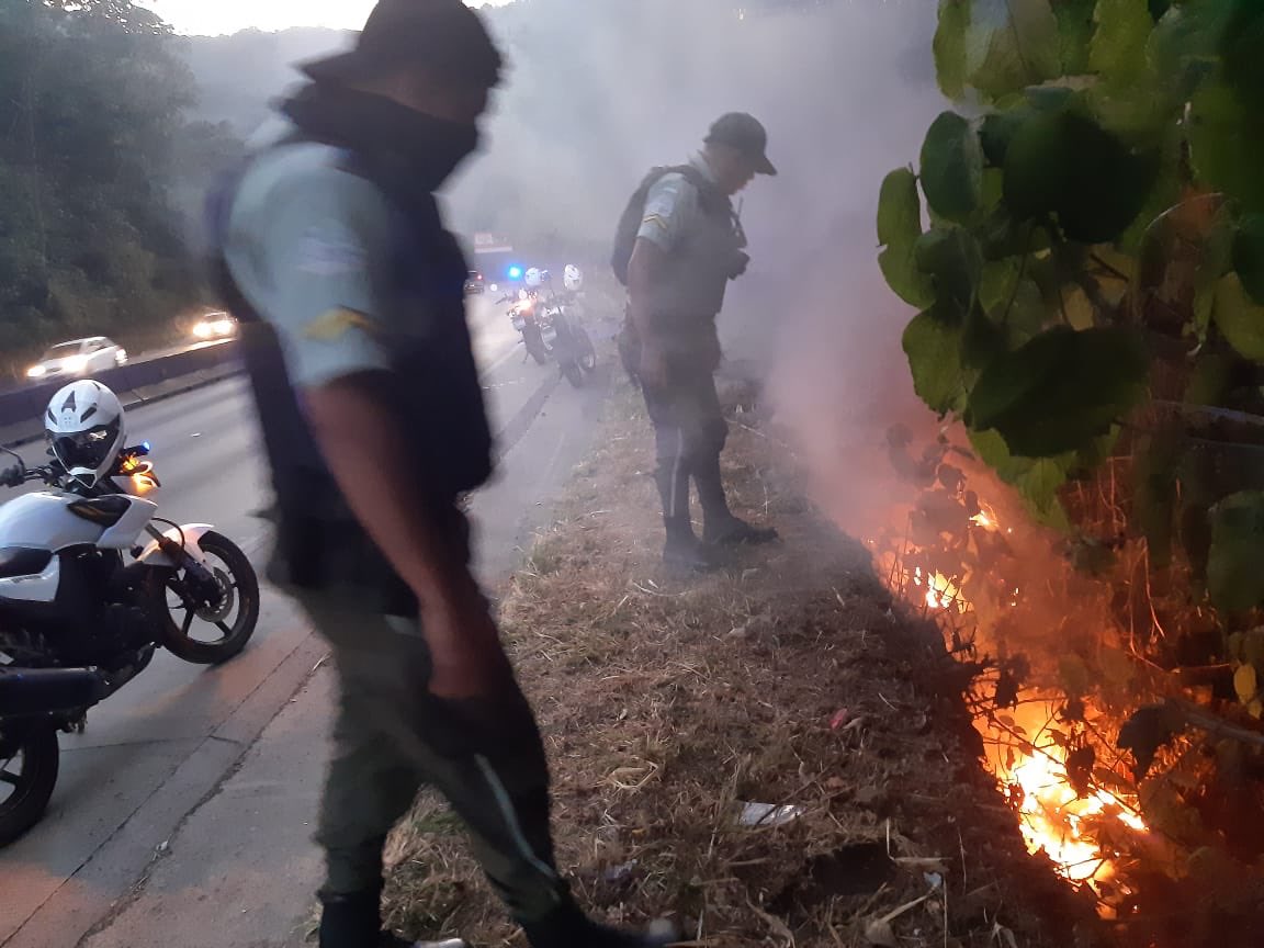 CAMdeSantaTecla's tweet photo. Nuestros agentes están sofocando un conato de incendio a la altura del kilómetro 15 de la carretera a #LosChorros #SantaTecla #EscudoTecla #SumamosProgreso @alertux #TraficoSV https://t.co/L74D81GVaK