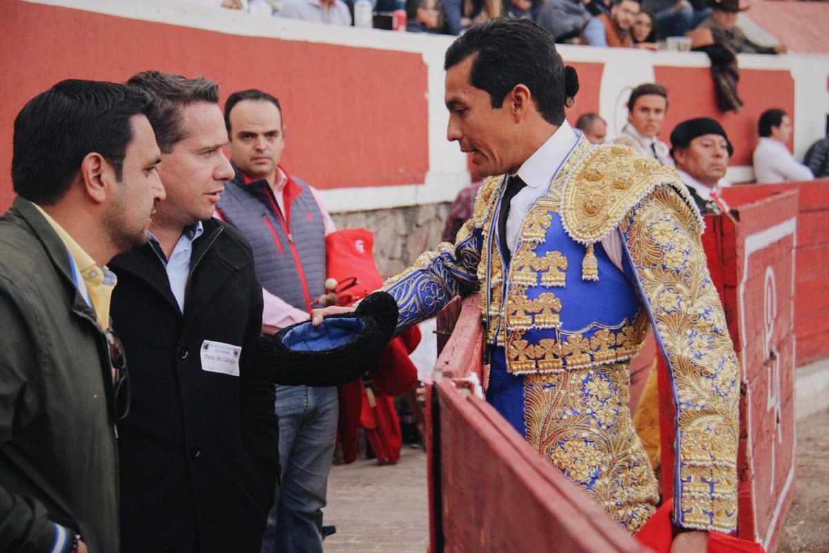🔹Ovación tras fallar con la espada en una faena variada a un toro que prestó pocas probabilidades para el lucimiento, perdiendo la oreja por pinchar. 
Israel, brindó la faena de “Don Fernando” a los matadores Arturo Gilio y Jorge Mata.