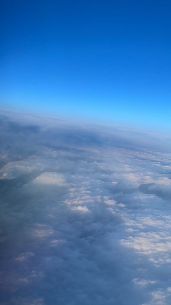 jojobickley's tweet photo. Ooof flying in to WA state looks like a mess from here. Reports of Light snow oh hell nah - I left sunny SF for this. #MovingToSF https://t.co/i364QgInbU