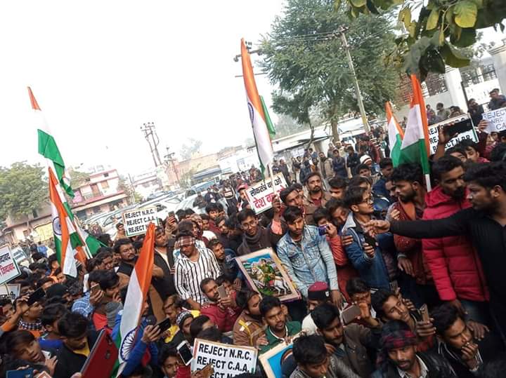 's tweet image. असंवैधानिक व विभाजनकारी नये नागरिकता संशोधन कानून के खिलाफ विरोध प्रदर्शन ;
जिसका नेतृत्व बसपा नेता श्रीमती जे़बा रिज़वान जी ने किया। 
जय भीम जय भारत जय संविधान
#BoycottCAA
#CAA_NRC 
#CAAProtest #Balrampur #Tulsipur #UP