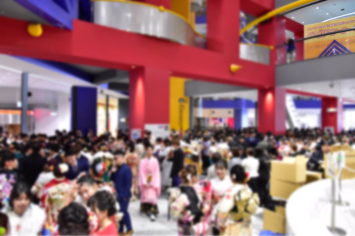 hon_suminoe's tweet photo. 住之江区の #成人式 会場に行って来ました！
場所は #ATC ！
��気も良くキラキラの海を横目に✨

皆さまの楽しそうな表情が印象的ですね(*˘︶˘*).｡.:*♡

#本きもの松葉 #振袖 #SNSキャンペーン 中 https://t.co/28g0ATqSrv
