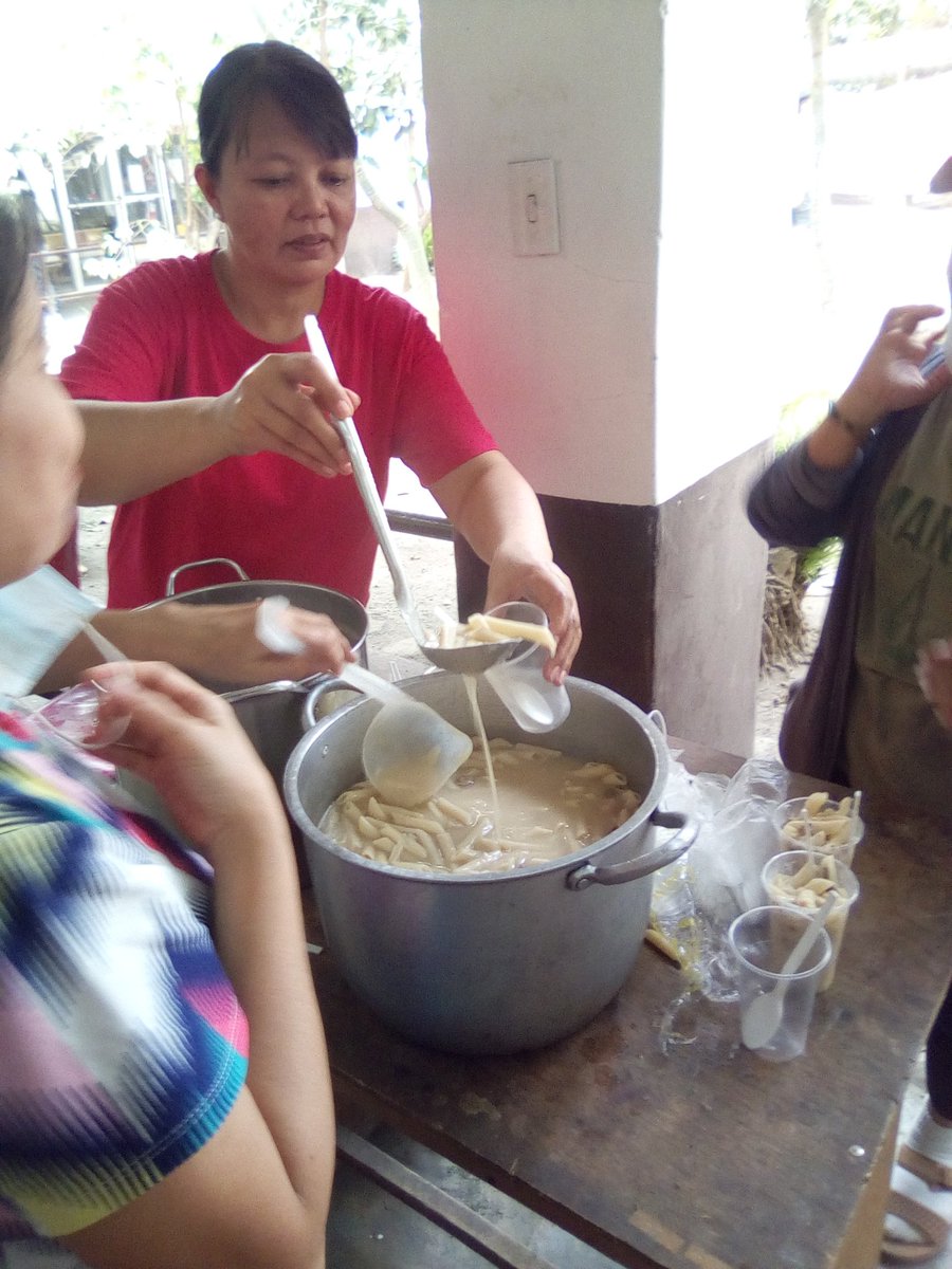 MovePH's tweet image. Due to the ashfall caused by Taal Volcano's phreatic eruption, vendors decided to give up a day of earning their income by feeding evacuees in the Polytechnic University of the Philippines – Santo Tomas, Batangas on Monday, January 13. #TaalEruption2020 | via @_bigbryte