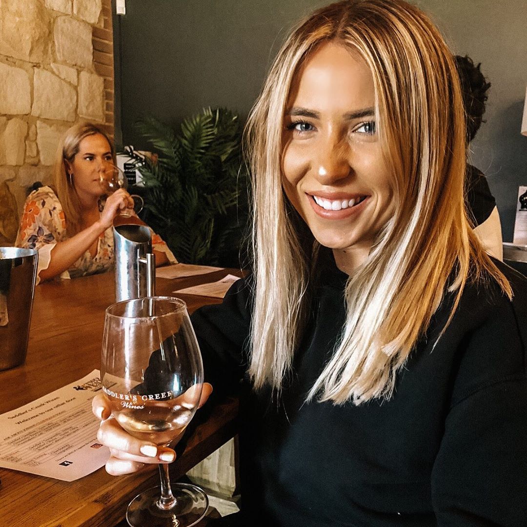 liquidideas's tweet image. Introducing our fabulous new Account Manager, D'arcy McLeod! When D'arcy's not busy smashing goals for her clients across PR and social, you’ll find her working her way through Sydney’s food scene with a sauv blanc in hand #LiquidLife