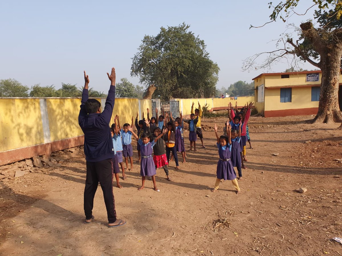 pratiksha_pal's tweet photo. Early morning exercise session by Community Health Officers at Govt. schools of @BastarDistrict #Chhattisgarh #healthiswealth #healthychoices #tribal
@PriyankaJShukla @swatim80 @AYYAJTAMBOLI @HealthCgGov @USAID_NISHTHA @MoHFW_INDIA @ayushikunwar https://t.co/e33tbVF22l