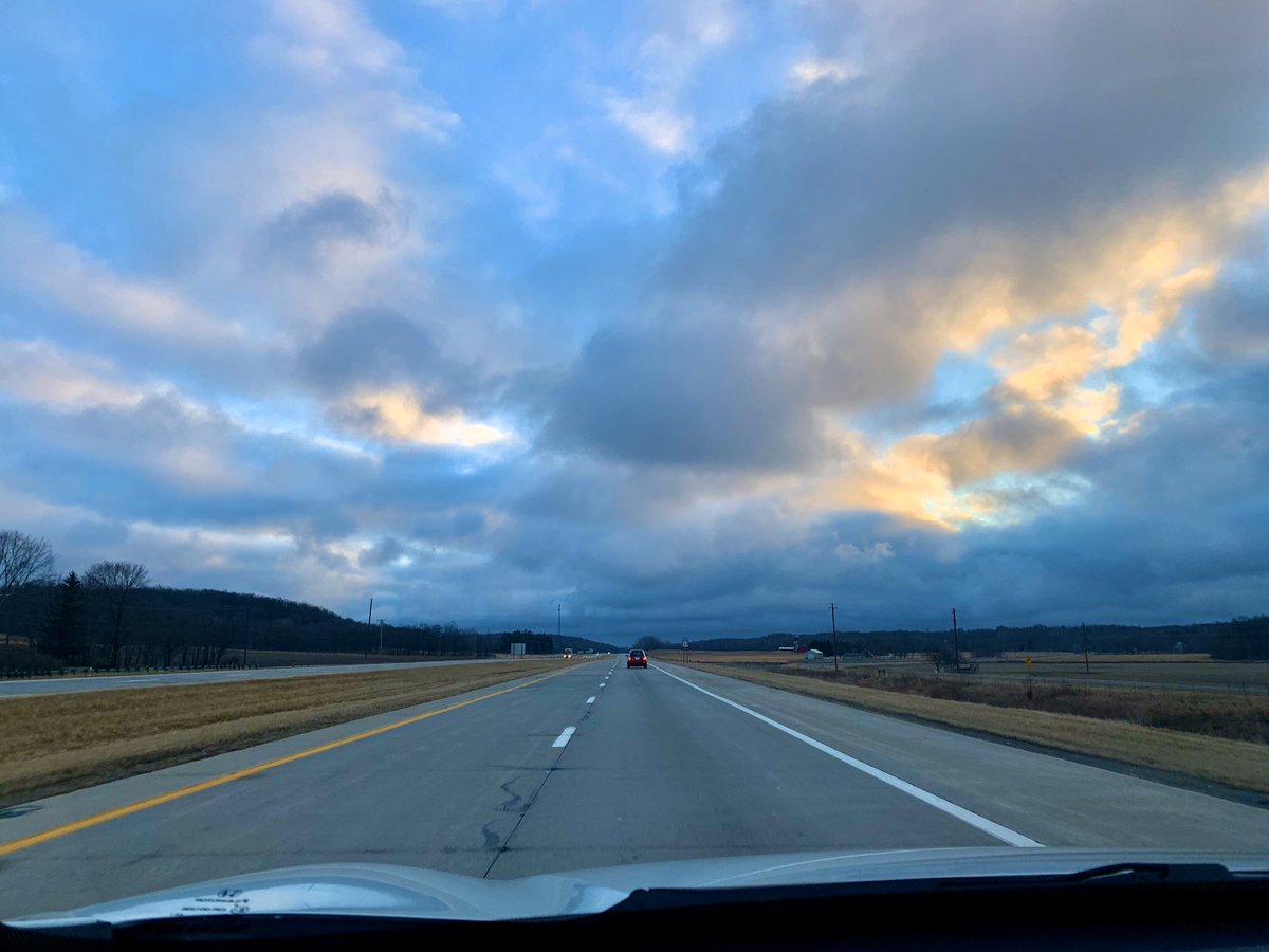 ecto_110's tweet photo. Early morning road trip with my brother... back to be with our extended family for a few days. Philly bound! https://t.co/X8W7UvDXAg